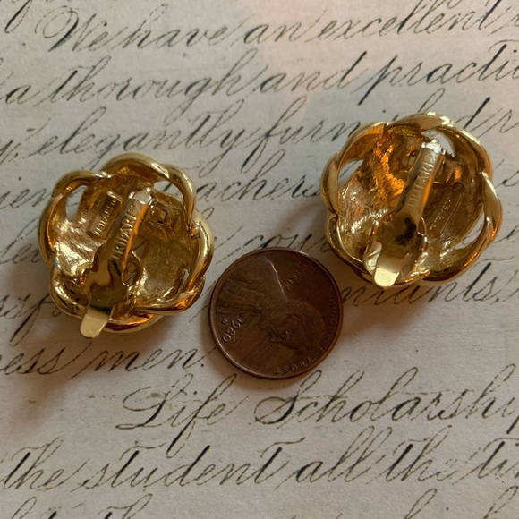 Trifari Vintage Gold Tone Clip On Designer Woman’s Fashion Jewelry Earrings - Picture 4 of 6